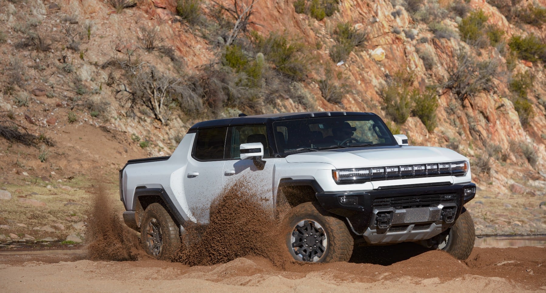 ماذا يحتاج أهل الإمارات للتحول لسيارات كهربائية رباعية الدفع؟