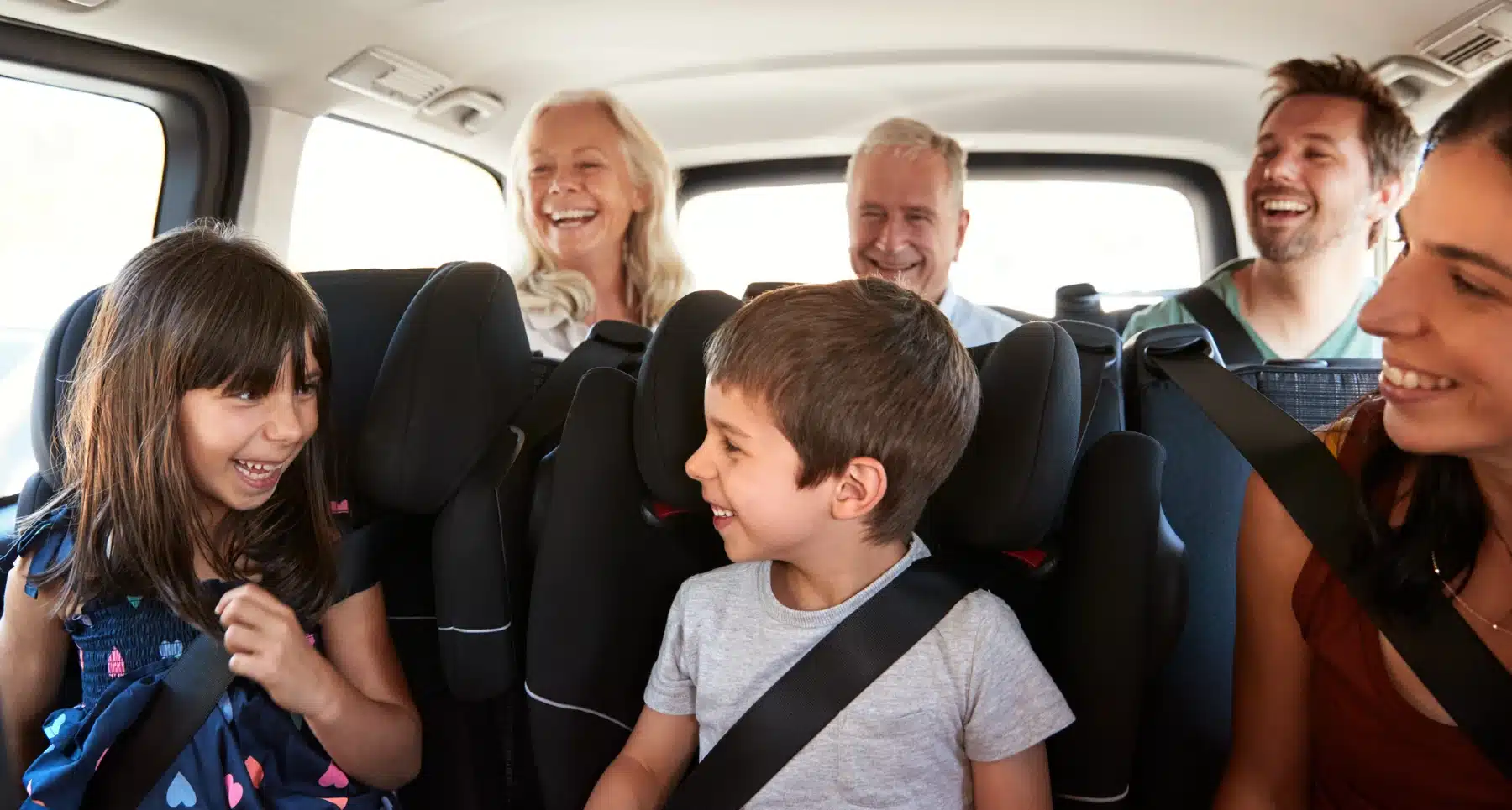 التخطيط لرحلة برية لكل أفراد الأسرة بالسيارة الكهربائية