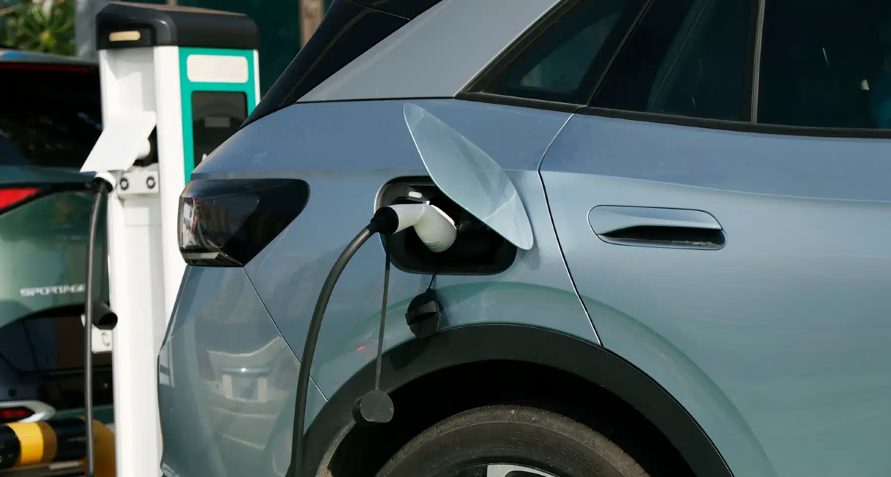 الإمارات تسابق الخطى لنشر محطات شحن السيارات الكهربائية في عموم البلاد